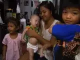 La mujer tailandesa Pattaramon Chanbua, junto a su hijo con síndrome de Down, que fue rechazado por una pareja australiana.