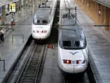 Dos trenes AVE en la estación de Santa Justa, en Sevilla.