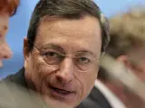 El presidente del Banco Central Europeo (BCE), Mario Draghi (c).