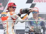 El piloto de MotoGP Marc Márquez celebra su décima victoria consecutiva de la temporada al ganar el GP de Indianápolis.