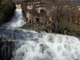 El agua rompe y atraviesa Orbaneja del Castillo, en Burgos.