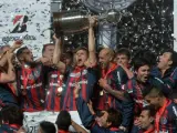 Los jugadores de San Lorenzo celebran el título tras ganar la final de la Copa Libertadores ante Nacional de Paraguay en el estadio Nuevo Gasómetro de Buenos Aires (Argentina).