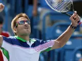El español Tommy Robredo celebra su triunfo por 7-6 y 7-5 ante el serbio Novak Djokovic en la tercera ronda del torneo de la WTA Tour Masters 1000 de Cincinnati.