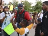 Manifestantes protestan en el lugar donde falleció el joven Michael Brown en Ferguson, Misuri.
