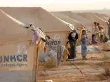 Sirios que huyeron de la violencia en su país permanecen en el primer campamento para refugiados sirios en el área de Zaatarin de la gobernación de Mafraq (Jordania), que ha facilitado este lugar en la frontera con Siria.