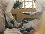 Los doctores atienden a un enfermo de ébola en un centro de Monrovia, Liberia.
