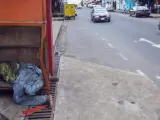 El cuerpo de un infectado por ébola reposa en una calle de la capital de Liberia, Monrovia.