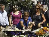 Familiares de algunas víctimas en el el accidente de avión de Spanair ocurrido el 20 de agosto de 2008 dejan flores en un acto en recuerdo a los fallecidos en el Vuelo JK5022, en el exterior de la Terminal 2 del Aeropuerto de Barajas.