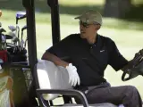 El presidente de Estados Unidos, Barack Obama, en un carrito de golf durante sus vacaciones.