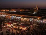 El n&uacute;cleo de Marrakech es la plaza Yamaa el Fna, punto de encuentro de turistas y negocios ambulantes.