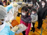 Personal médico mide la radiación en los residentes de Fukushima, en una imagen de archivo de marzo de 2011.