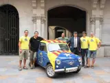 El alcalde de Girona C.Puigdemont con viajeros que van a Escocia en un 600