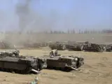 Vehículos militares blindados aparcados en una base próxima a la frontera con la franja de Gaza. Israel y Hamás entran en el segundo día del cese del fuego de 72 horas acordado en Egipto.