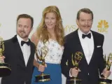 De izquierda a derecha, Aaron Paul, Anna Gunn y Bryan Cranston posan con los premios por mejor serie de drama, mejor actor principal en una serie de drama y mejor actriz secundaria por 'Breaking Bad' durante la ceremonia 66 edición de los premios Emmy.