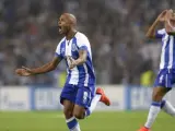 Yacine Brahimi (i) del Porto celebra su gol ante el Lille durante un partido clasificatorio a la Liga de Campeones de la UEFA en el estadio Dragao de Porto (Portugal).
