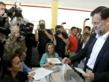 El líder del PP, Mariano Rajoy, deposita su voto en las elecciones municipales y autonómicas de 2011 en el colegio madrileño Bernadette de Aravaca.