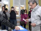 Francisco Sosa Wagner (UPyD), ejerciendo su derecho al voto en los comicios europeos su colegio electoral en la localidad leonesa de Carbajal de la Legua.