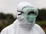 Un enfermero pertrechado con un mono para atender a pacientes de ébola.