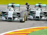 Momento del impacto entre Hamilton y Rosberg, que ha descartado al británico de la carrera al perder puestos.