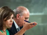 La vicepresidenta del Gobierno, Soraya Sáenz de Santamaría, y el ministro del Interior, Jorge Fernández Díaz, durante la rueda de prensa posterior a la reunión del Consejo de Ministros.