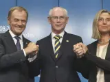 El primer ministro polaco, Donald Tusk (i), el presidente del Consejo Europeo, Herman Van Rompuy (c) y la ministra italiana de Asuntos Exteriores, Federica Mogherini (d).
