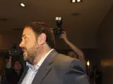 El líder de ERC, Oriol Junqueras, llegando al Hotel Catalonia de Barcelona para seguir la noche electoral europea.