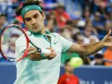 El tenista suizo Roger Federer devuelve un golpe en el torneo de Cincinnati.