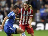 El defensa español del Chelsea Cesar Azpilicueta (i) intenta controlar el balón ante el lateral izquierdo brasileño del Atlético de Madrid Filipe Luis.