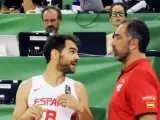 El seleccionador de España Juan Antonio Orenga (d) charla con José Manuel Calderón, durante el partido de la segunda jornada de la Copa del Mundo de Baloncesto 2014