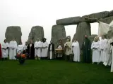 Un grupo de druidas representan una danza durante una ceremonia pagana en el conjunto megalítico de Stonehenge (Inglaterra).