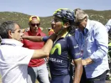 Un médico de la Vuelta inspecciona el hombro derecho de Nairo Quintana tras sufrir una caída en el kilómetro 20 de la undécima etapa por la que se vio obligado a abandonar.
