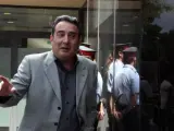 El exalcalde de Sabadell (Barcelona) Manuel Bustos, rodeado de medios de comunicación a su salida de los juzgados de la ciudad, donde ha declarado por el presunto cobro irregular de sobresueldos de la Federación de Municipios de Cataluña (FMC).