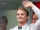 El alemán Nico Rosberg saluda al público con un rictus satisfecho después de ganar el GP de Mónaco 2014.