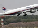 Un avión de Malaysia Airlines, en plena maniobra de despeque.