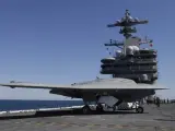 Un X-47B drone se prepara para volar desde el portaaviones USS George HW Bush.