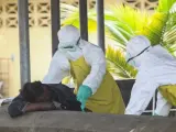 Enfermeros liberianos recogen el cuerpo de un ciudadano fallecido a causa del ébola en la capital Monrovia.