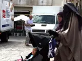Una mujer con burka pasea a su hijo acompañada de otra mujer con chador en la plaza del Mercadal de Reus (Tarragona).