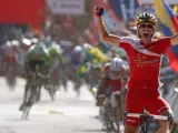 El ciclista gijonés Dani Navarro celebra su victoria en la decimotercera etapa de la Vuelta a España, con final en Cabárceno.
