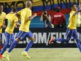 El jugador del FC Barcelona Neymar Júnior celebra su gol con Brasil en un amistoso ante Colombia en Miami.