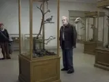 Fotograma de 'Una paloma se sentó en una rama reflexionando sobre su existencia', película noruega de Roy Andersson ganadora del León de Oro de la Mostra de Venecia.