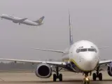 Imagen de dos aviones en un aeropuerto.