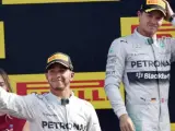 Lewis Hamilton celebra su victoria en el GP de Italia por delante de Nico Rosberg.