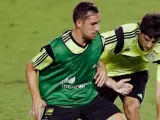 Paco Alcácer (i) y Mikel San José en el entrenamiento que el combinado nacional ha llevado a cabo en el Estadio Ciutat de València.