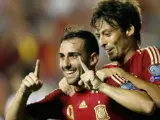 Paco Alcácer es felicitado por David Silva tras marcar su primer gol con la selección española en el partido contra Macedonia.