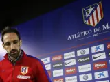 El jugador del Atlético de Madrid Juanfran Torres comparece ante los medios de comunicación tres días antes de la final de la Champions.