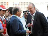 El rey Juan Carlos saluda a Emilio Botín en el paddock del circuito de internacional de Baréin, durante la celebración del gran premio de fórmula uno de ese país. Don Juan Carlos y Botín han mantenido una relación de cooperación y amistad durante muchos años.