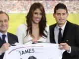 La jugadora colombiana de voleibol Daniela Ospina (centro) posa con Florentino Pérez (izquierda) y su esposo durante la presentación de James Rodríguez como jugador del Real Madrid.