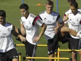 Los jugadores del Real Madrid Isco (i), James Rodriguez (2, i), Kross (2, d) y Chicharito (d) se entrenan juntos en septiembre de 2014.