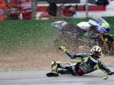 El piloto italiano de MotoGP Valentino Rossi (Movistar Yamaha) sufre una caída durante los primeros entrenamientos libres en el circuito de Misano, en San Marino (Italia).