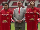Los futbolistas Radamel Falcao y Daley Blind posan junto a Louis Van Gaal en su presentación como jugadores del Manchester United.